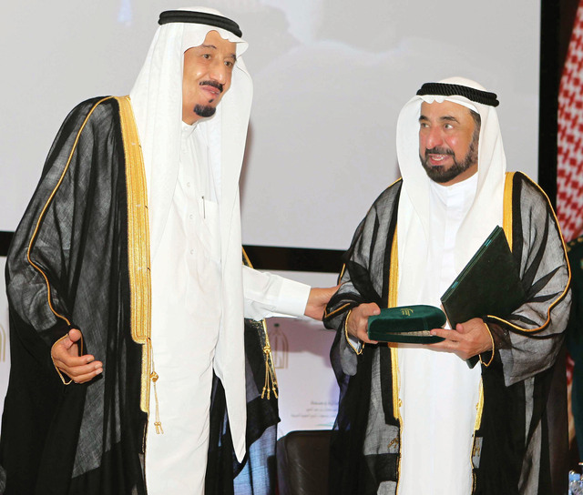 "سلطان القاسمي يتسلم الجائزة من الأمير سلمان بن عبد العزيز"