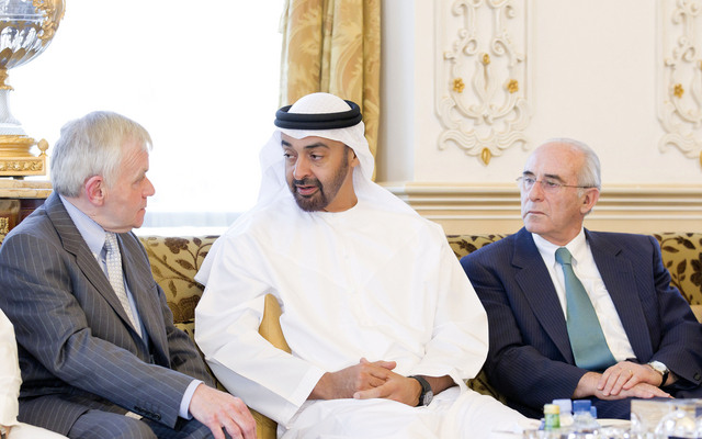 "ولي عهد أبوظبي خلال لقائه وفداً مشاركاً في المؤتمر"