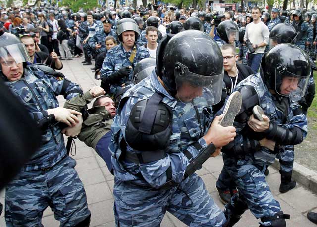 "قوات مكافحة الشغب تعتقل عددا من أنصار المعارضة في العاصمة موسكو (اي.بي.ايه)"