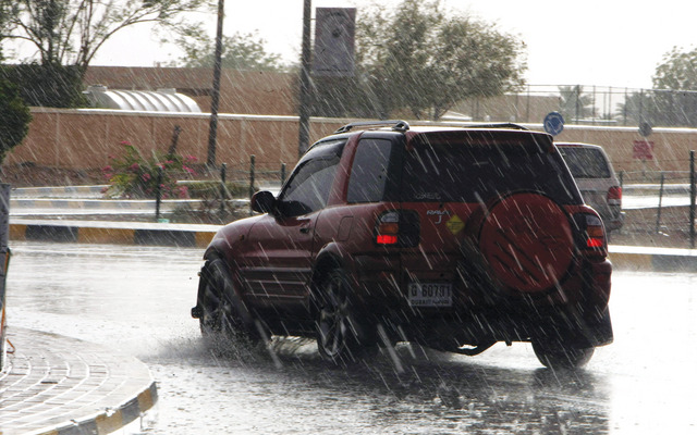 "مياه الأمطار غطت الشوارع"