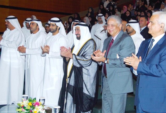 "سلطان القاسمي لدى حضوره المسرحية"