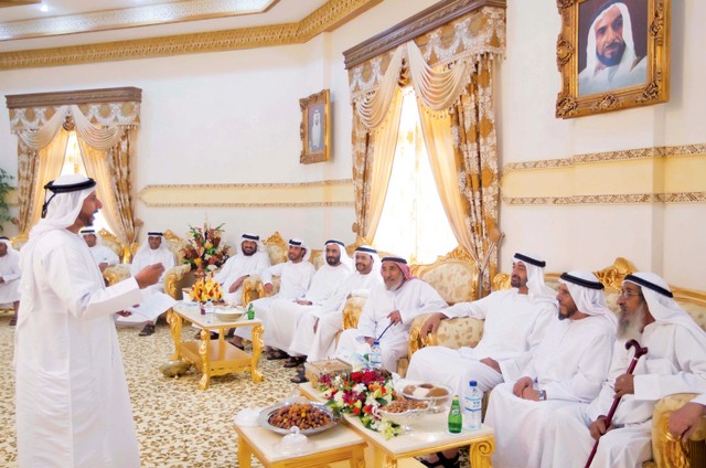 "محمد بن زايد والحضور يستمعون إلى أحد الشعراء"