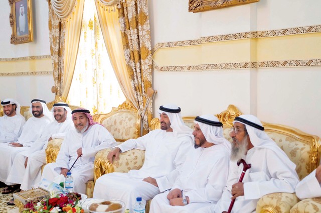 "ولي عهد أبوظبي خلال حضوره مأدبة جابر المنصوري"