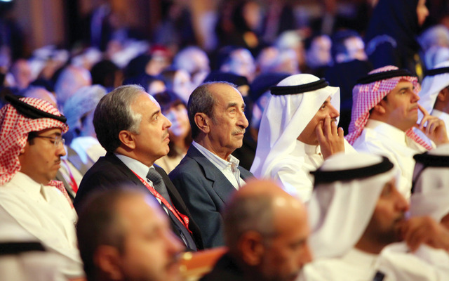 "الحضور يتابع فعاليات المنتدى"