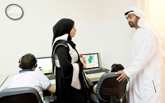 "ولي عهد أبوظبي يستمع لشرح حول الخدمات التي يقدمها المركز للأطفال"