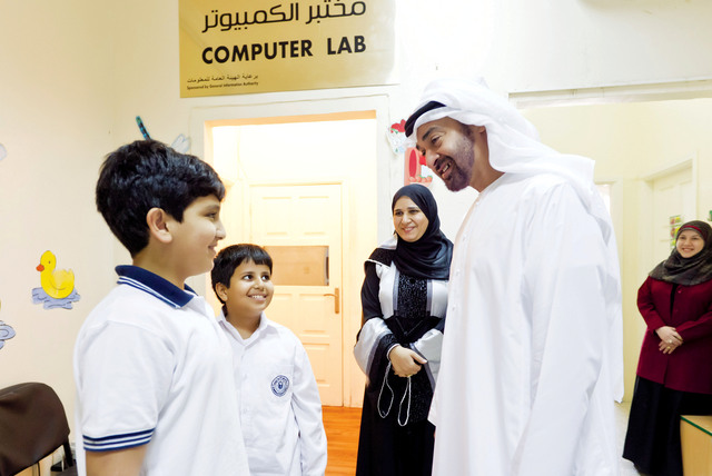 "محمد بن زايد في حديث أبوي مع أحد أطفال مركز الخليج للتوحد"