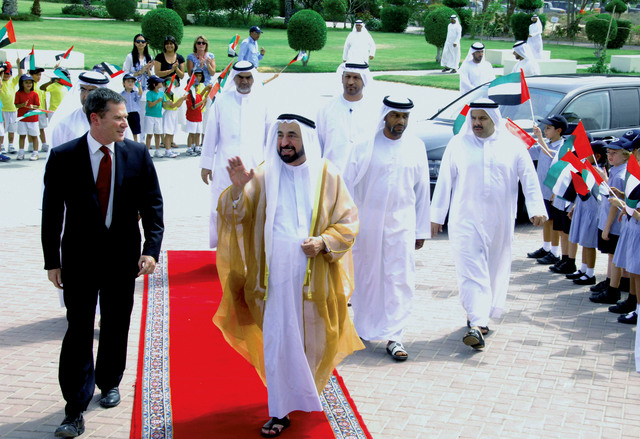 "سلطان القاسمي خلال وصوله لتدشين مبنى الفنون الأدائية والمسرحية"