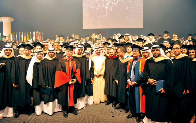 "نائب رئيس الدولة يتوسط أسرة التدريس وعدداً من الخريجين"