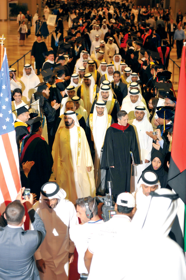 "محمد بن راشد لدى حضوره الحفل يرافقه حمدان ومكتوم ومنصور بن محمد وعدد من الشيوخ والمسؤولين"