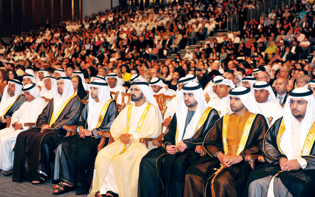 "محمد بن راشد خلال حفل تخريج طلبة »أميركية دبي« بحضور حمدان ومكتوم ومنصور بن محمد ومحمد بن مكتوم وسعيد بن مكتوم ومحمد القرقاوي"