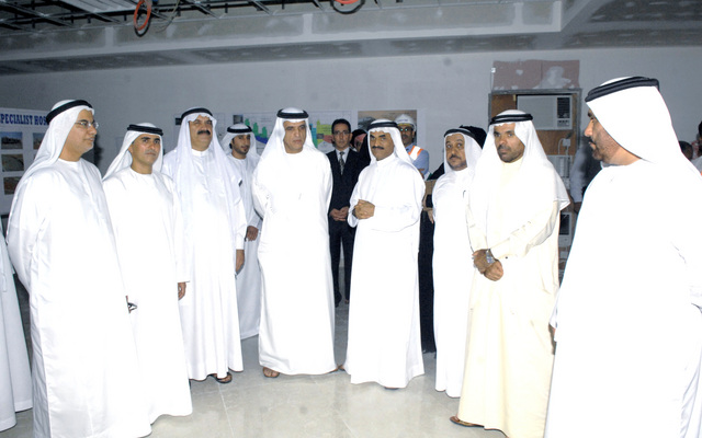 "سعود بن صقر القاسمي أثناء الجولة في المستشفى"