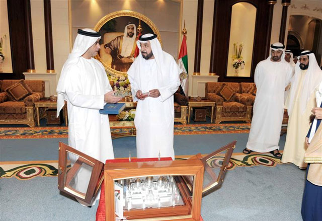 "صاحب السمو رئيس الدولة لدى تسلمه جواز سفره الالكتروني  من سمو الشيخ سيف بن زايد آل نهيان"