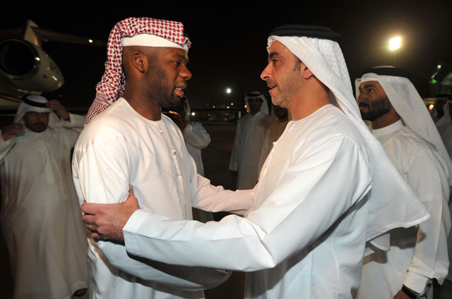 "سيف بن زايد في مقدمة مستقبلي المواطن  محمد بعد عودته من نيجيريا"