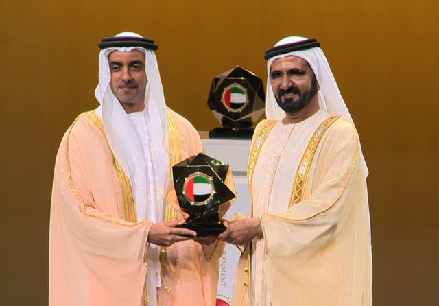 "صاحب السمو الشيخ محمد بن راشد آل مكتوم يسلم الفريق سمو الشيخ سيف بن زايد آل نهيان الجائزة"