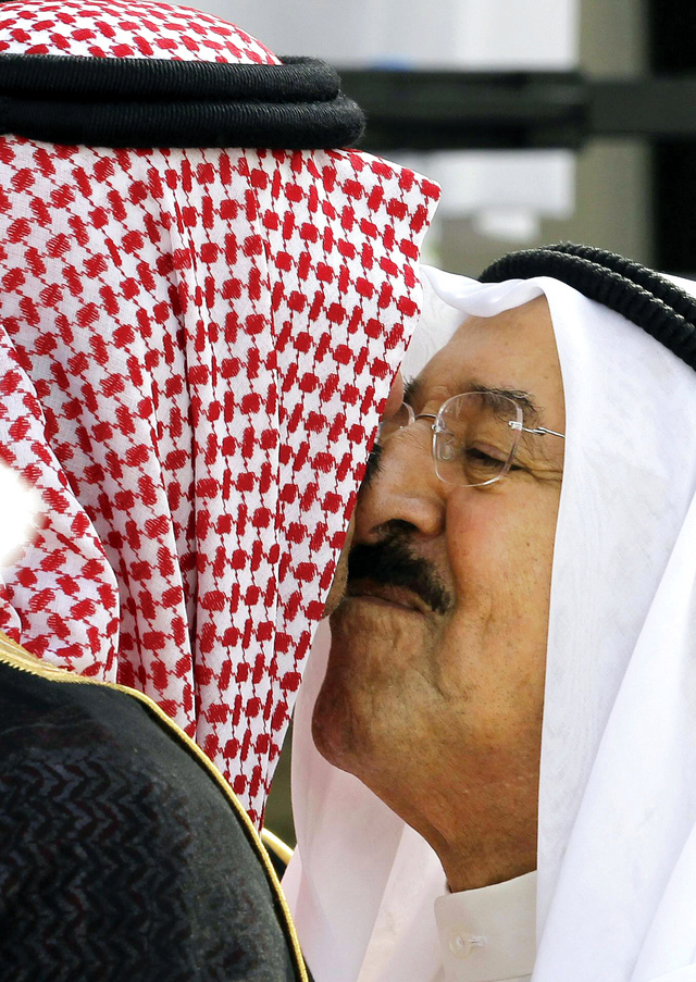 "صباح الأحمد وسلمان بن عبدالعزيز يتبادلان التحية"