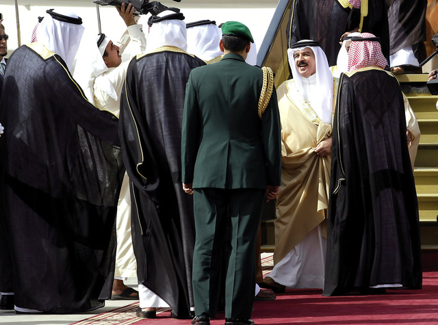 "حمد بن عيسى لدى وصوله إلى مطار قاعدة الرياض الجوية"