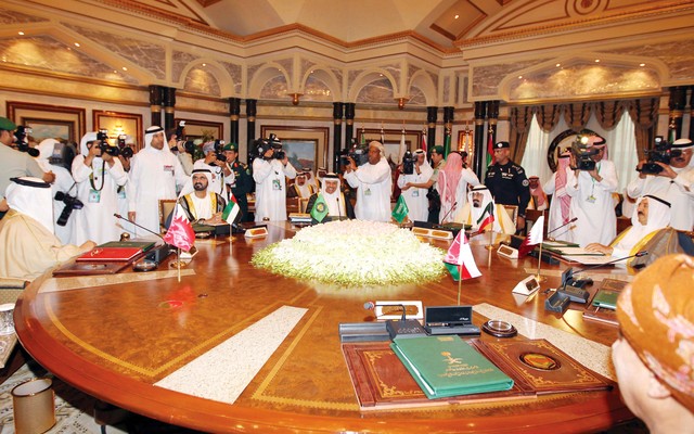 "محمد بن راشد يتوسط الاجتماع"