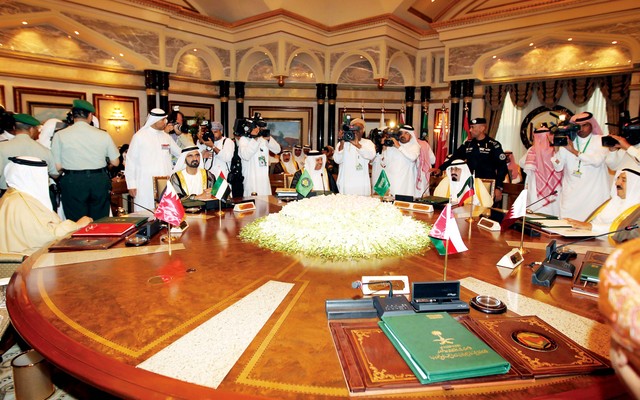 "محمد بن راشد وقادة دول مجلس التعاون خلال انعقاد قمتهم التشاورية في الرياض"