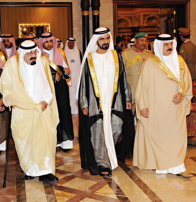 "محمد بن راشد يتوسط خادم الحرمين الشريفين وحمد بن عيسى"