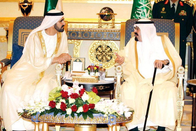 "نائب رئيس الدولة في حوار مع العاهل السعودي حول القضايا المطروحة في القمة"