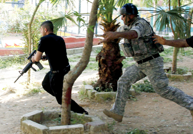 "جندي لبناني يحاول الإمساك بشاب سرق بندقيته في طرابلس"