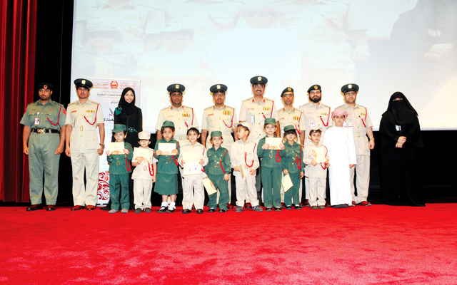 "الأطفال المكرمون مع عدد من قيادات الشرطة"