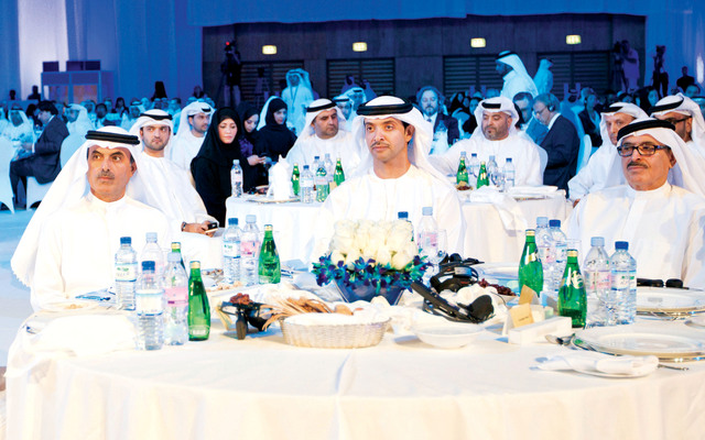 "هزاع بن زايد يتابع فعاليات الحفل بحضور عبدالعزيز الغرير"