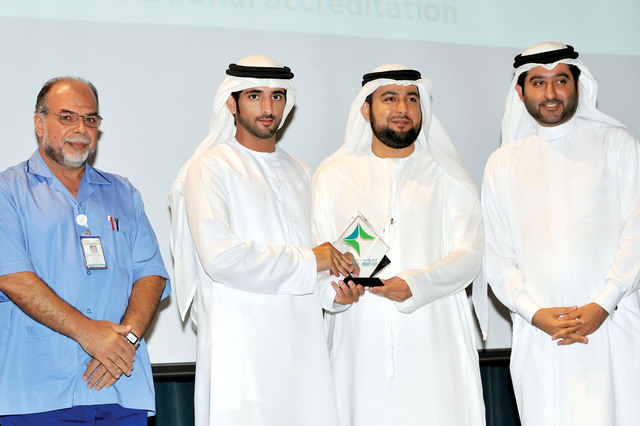 "ولي عهد دبي يكرم ممثلي مؤسسات فائزة"