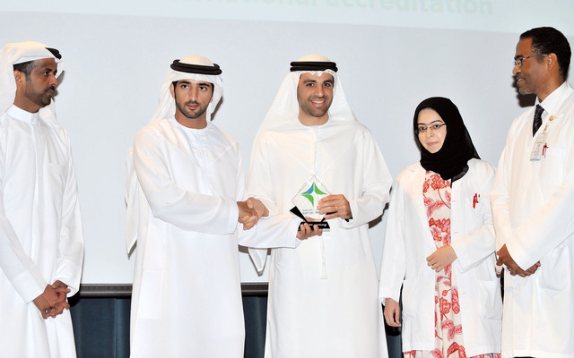 "حمدان بن محمد يكرم إحدى المؤسسات المتميزة بحضور المروشد"