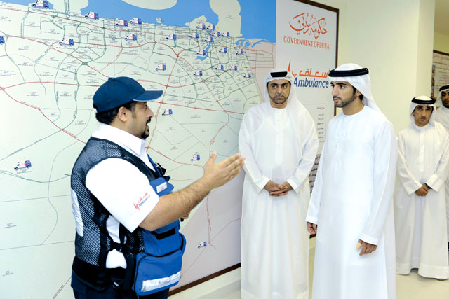 ".. ويستمع إلى شرح عن مراحل العمل بحضور سعيد بن مكتوم وخليفة بن دراي"