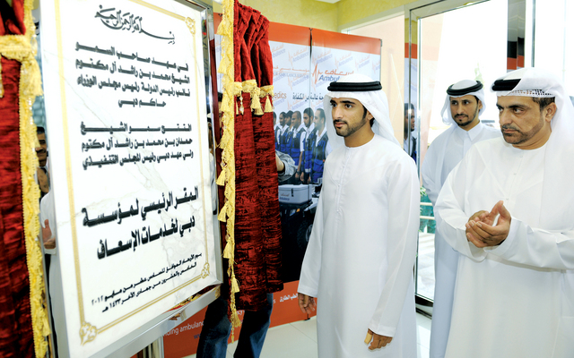 "حمدان بن محمد يزيح الستار عن اللوحة التذكارية للمبنى"