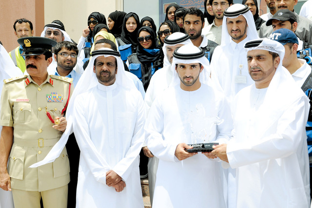 "حمدان بن محمد وقاضي المروشد وخميس المزينة وخليفة بن دراي وجمع من الحضور"