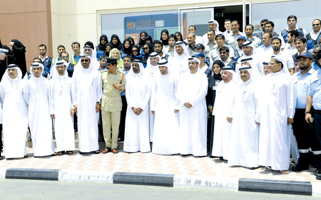 "ولي عهد دبي يتوسط الحضور خلال الافتتاح"