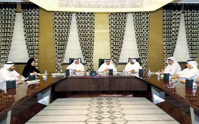 "عبدالله بن زايد وأحمد بن سعيد ومحمد الشيباني وريم الهاشمي  وأحمد الشيخ وهلال المري خلال اجتماع اللجنة أمس في دبي"