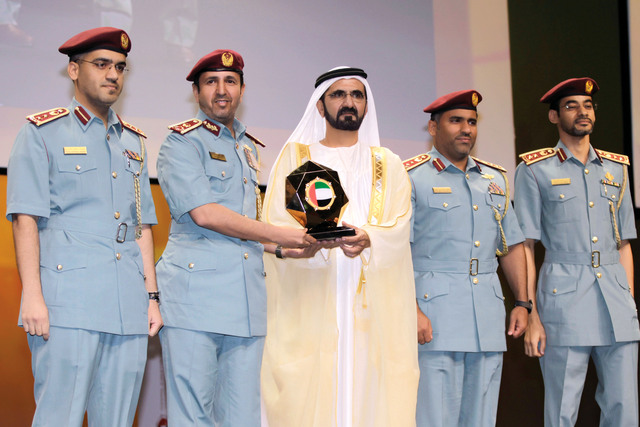 "محمد بن راشد يسلم الدرع لناصر الخريباني"