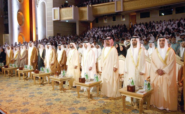 "محمد بن راشد وحمدان بن محمد وعمار النعيمي وراشد المعلا ومحمد بن سعود ومحمد المر وطحنون بن محمد وهزاع بن زايد وسيف بن زايد وعدد من الشيوخ"