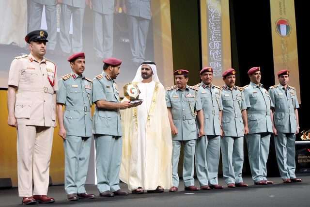 "محمد بن راشد يكرم فريق الداخلية ويسلم الشعفار التكريم"