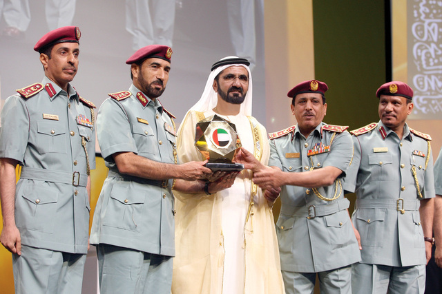 "وسموه يتوسط سيف الشعفار وعلي علوان"