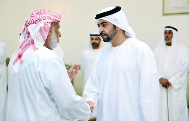 ".. ويصافح أحد المواطنين"