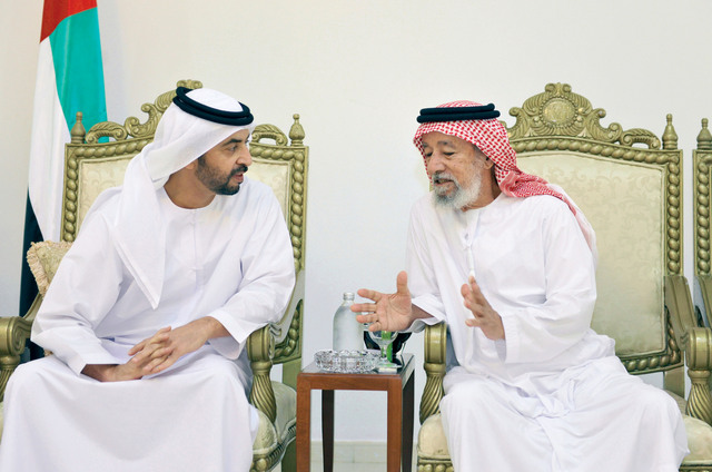 "حمدان بن زايد يستمع إلى مواطن في دلما"