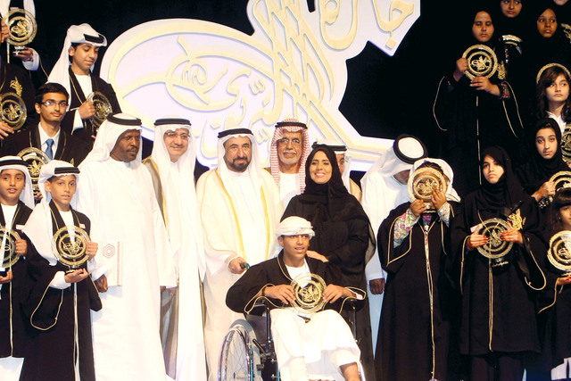 "سلطان القاسمي في لقطة تذكارية مع الفائزين بحضور حميد القطامي"