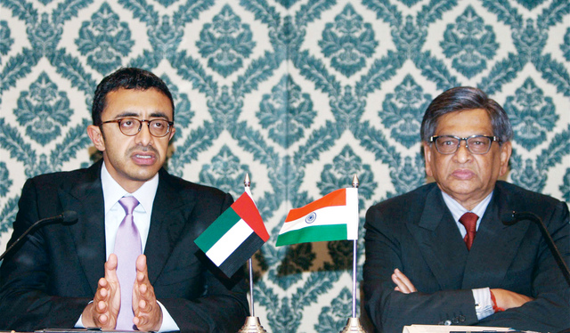 "عبدالله بن زايد خلال المؤتمر الصحافي مع نظيره الهندي"