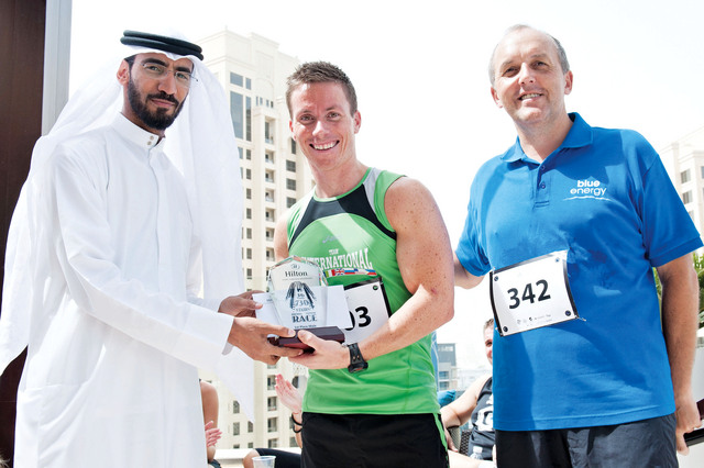 "الزاهر يسلم جائزة برج هيلتون إلى هالفارد بورشيم"