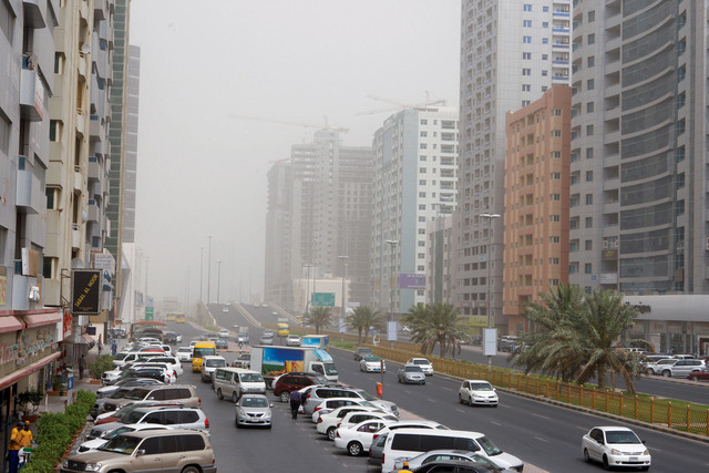 "الغبار يخيم على عجمان"