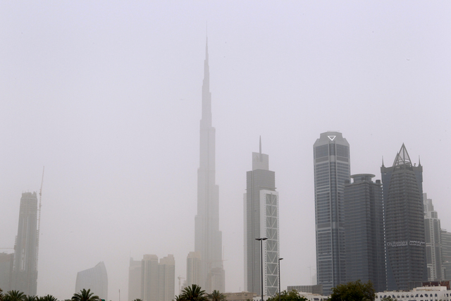 "الغبار يلف أبراج شارع الشيخ زايد"