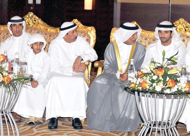 "ولي عهد دبي يستمع إلى راشد شرار بحضور سعيد بن مكتوم"