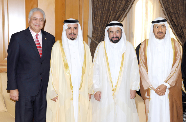 "... وسموه في صورة جماعية مع عدد من المانحين"