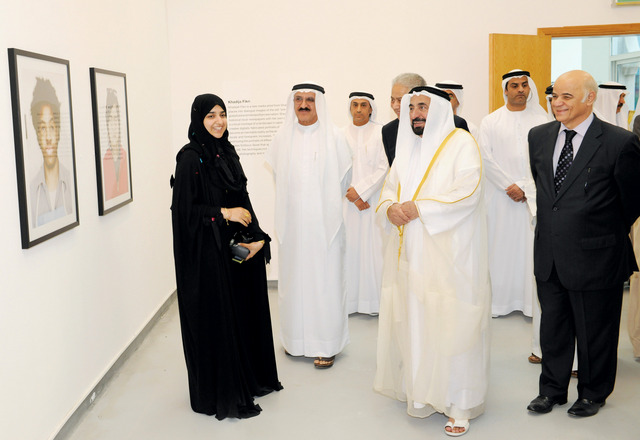 "سلطان القاسمي خلال جولته في المعرض"