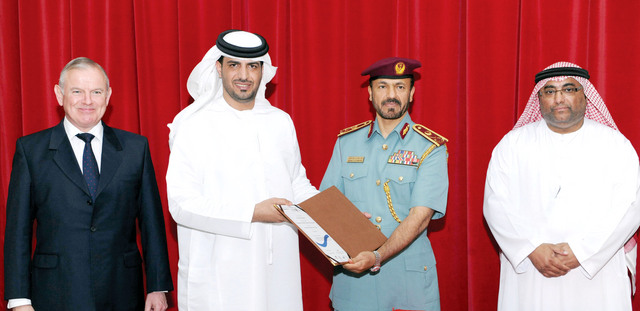 "النيادي يكرم خريجاً"