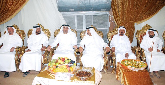 "سيف بن زايد خلال تقديم العزاء بحضور أحمد خليفة السويدي"